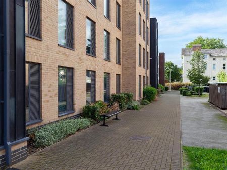 1 bedroom in a flat share to rent - Photo 4
