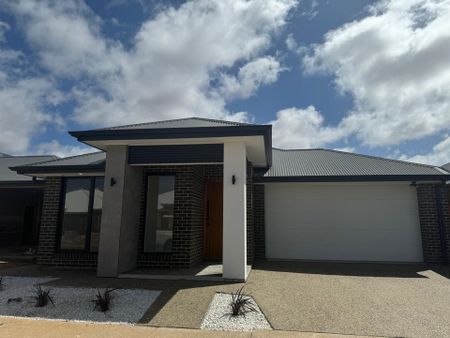 Beautiful Brand New Home&excl;&excl; - Photo 2