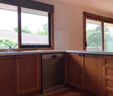 IMPRESSIVE FAMILY HOME - SINGLE LEVEL SPACE AND COMFORT - Photo 5