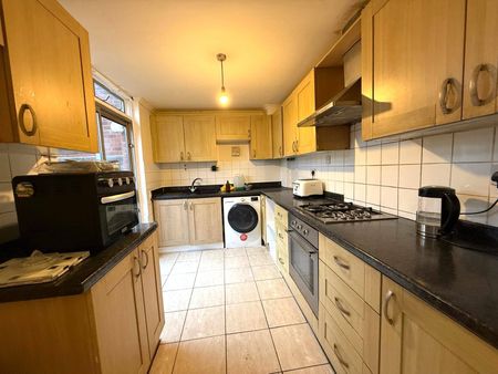 Four bedroom Family house close to Fullwell Cross -barkingside - Photo 3