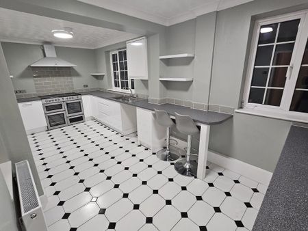 1 bedroom in a house share to rent - Photo 2