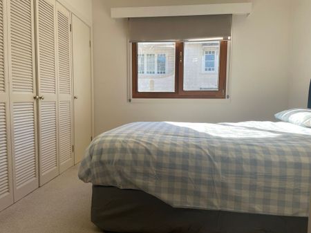 Modern fully furnished unit ready to move in - Photo 2