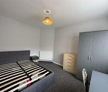 5 bedroom semi-detached house to rent - Photo 2