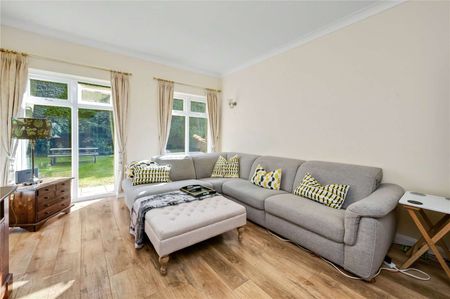 An exceptional detached family house with a double garage near the centre of Guildford and the Pewley Downs. - Photo 3