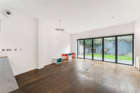 3 bedroom mews to rent - Photo 4