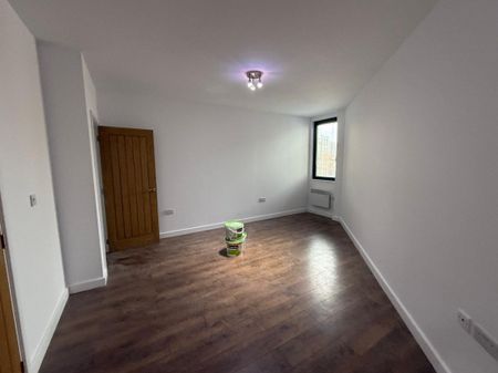 PETERBOROUGH - Photo 2