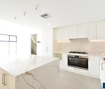 modern and comfortable living 4 Bedroom 3 Bathroom in Karrinyup - Photo 3