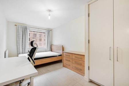 3 bedroom flat to rent - Photo 4