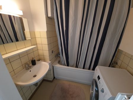 Helles Zimmer mit Balkon innerhalb einer 3er-WG // 3.OG li, Zi 0150 - Photo 3