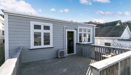 Furnished home in Lyall Bay SHORT TERM ONLY - Photo 4