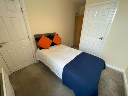 Room 4 Derrington Avenue - Photo 2