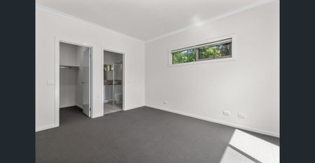 Bright & Spacious 3-Bedroom Home in a Quiet Mooroolbark Pocket - Photo 5
