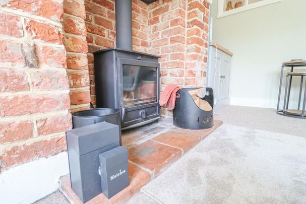 2 bedroom end of terrace house to rent - Photo 1