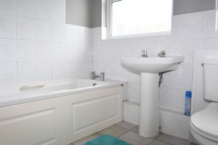 3 bedroom terraced house to rent - Photo 5