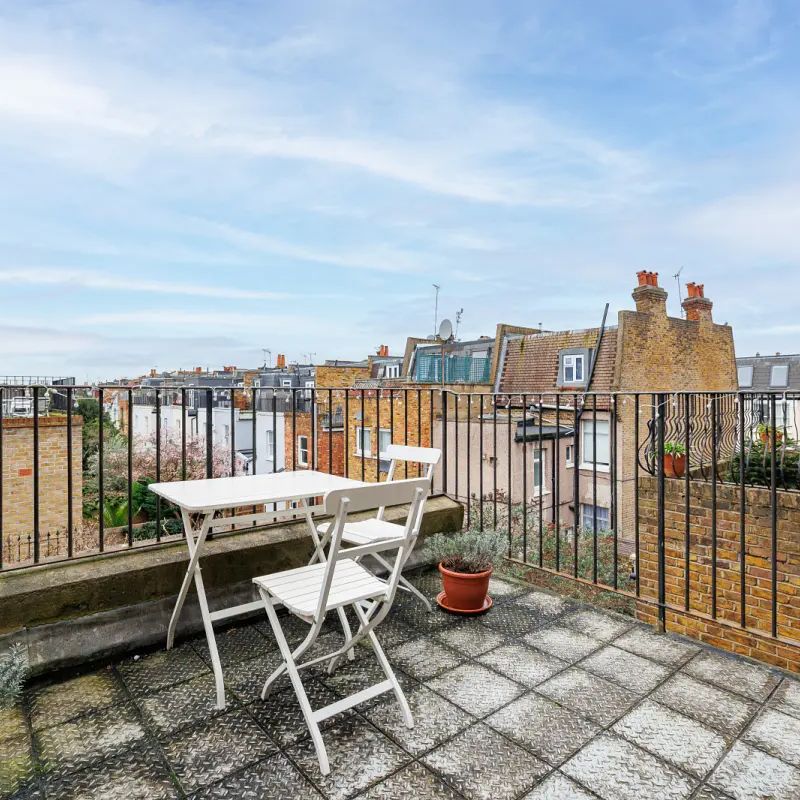 2 bedroom flat in Fulham - Photo 1