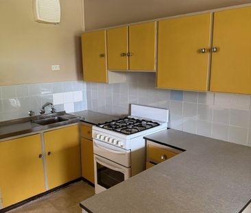 Minutes walk to Station & Shops!! - Photo 2