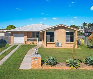 Large Family Home With 3 Car Accommodation - Photo 4