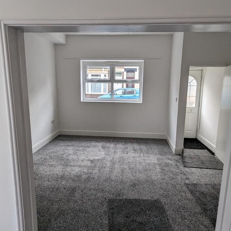 4 bedroom end of terrace house to rent - Photo 1