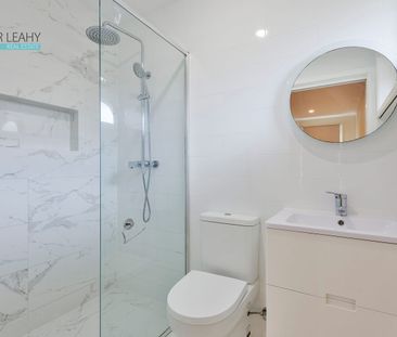 Spacious & Comfortable Family Home in Prime Location - Lawn Mowing ... - Photo 3