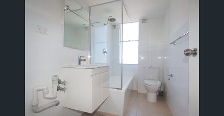 Location, Views, Spacious - Photo 2