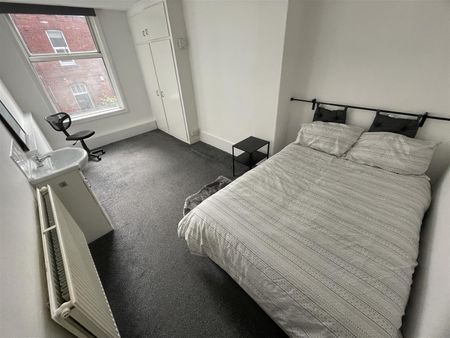 St Michael`s Terrace, Headingley, LS6 3BQ, Leeds - Photo 5