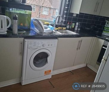 1 bedroom in a flat share to rent - Photo 3