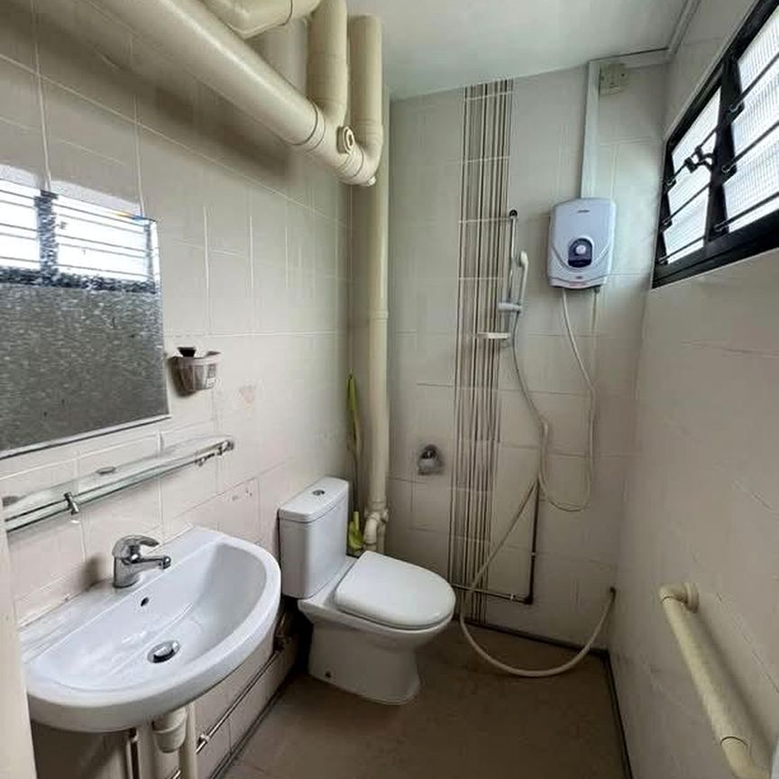 Blk 242 Yishun Ring Road (Yishun), HDB 4 Rooms - For Rent - Photo 1