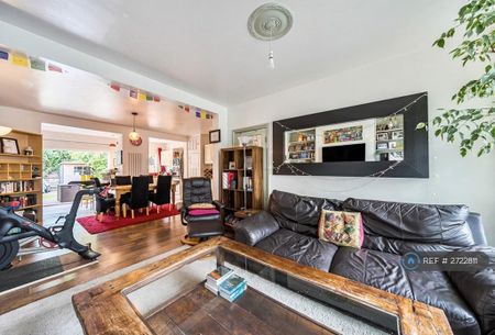 3 bedroom terraced house to rent - Photo 3