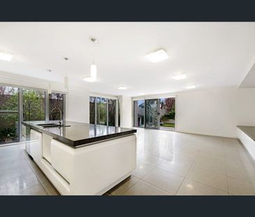 SPACIOUS THREE BEDROOM, GROUND FLOOR APARTMENT! - Photo 5