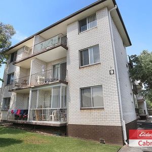 Wonderful 2 bedrooms freshly painted , level 2 full brick unit!! - Photo 2