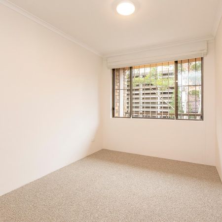 Bright and Airy Three Bedroom Apartment - Photo 4