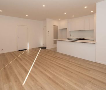 Contemporary Designer Living - Photo 1