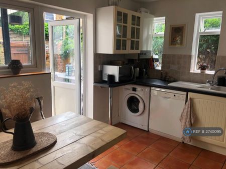 2 bedroom maisonette to rent - Photo 5