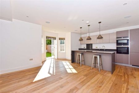 A spacious townhouse in a gated development close to Eton. - Photo 5