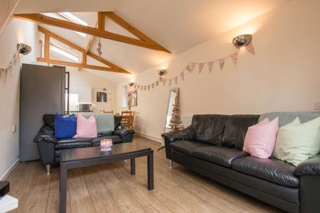 A stylish six bed property in a prime location. - Photo 2