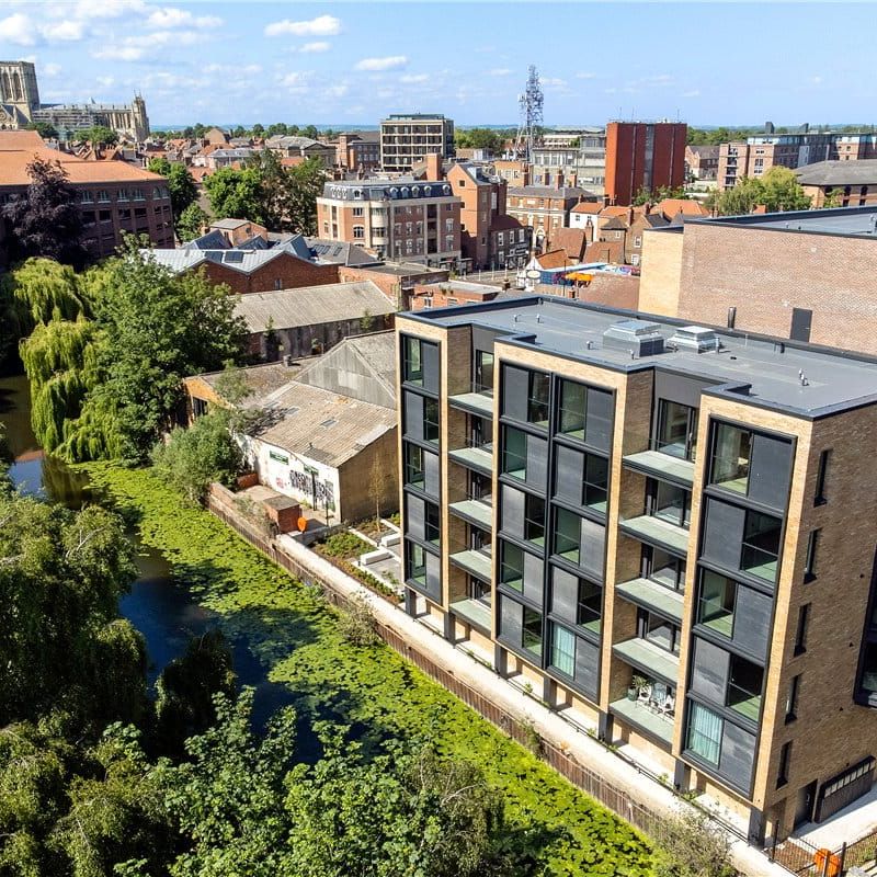 An exceptional two bedroom apartment with balcony overlooking the river located in the city centre. - Photo 1