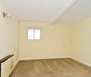 1 bedroom retirement property to rent - Photo 6