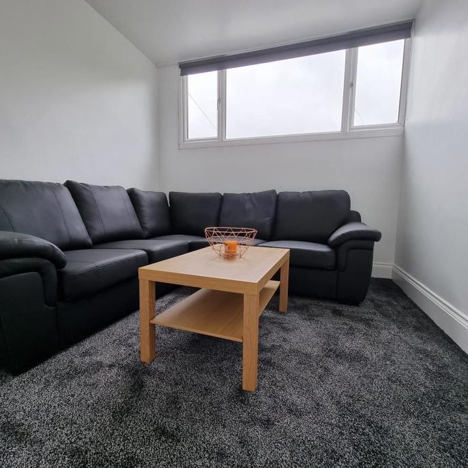 4 bedroom flat to rent - Photo 1