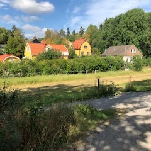 Eget litet hus med altan och trädgård, nära stan - Foto 1