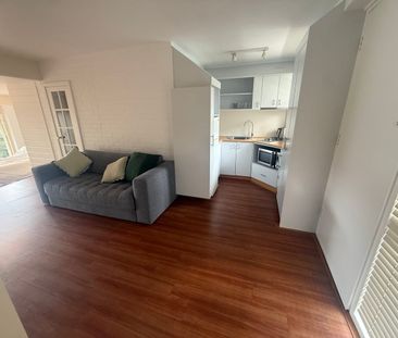 Bright and airy flat for a coastal lifestyle. - Photo 6