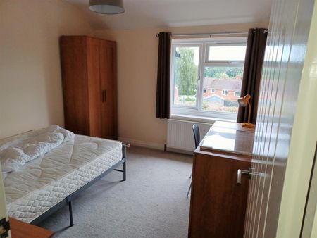 4 bedroom House To Let - Photo 4