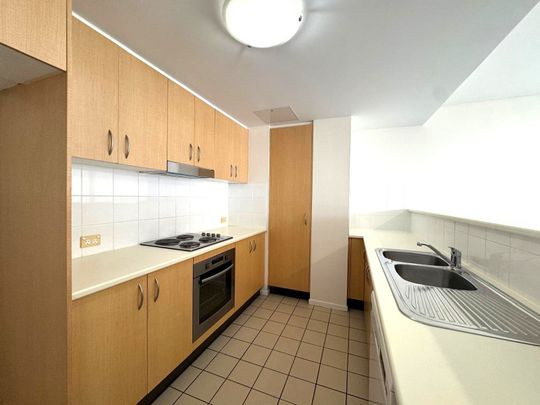 2 BEDROOM APARTMENT WITH HARBOUR VIEWS! - Photo 1