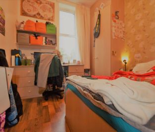 6 bedroom Flat in Hollybank, Leeds - Photo 2