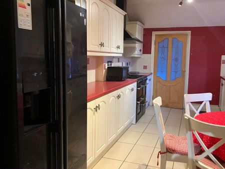 4 bedroom end of terrace house to rent - Photo 5