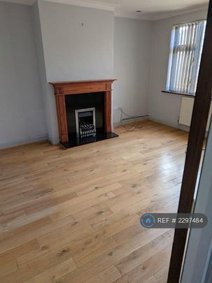 4 bedroom semi-detached house to rent - Photo 1