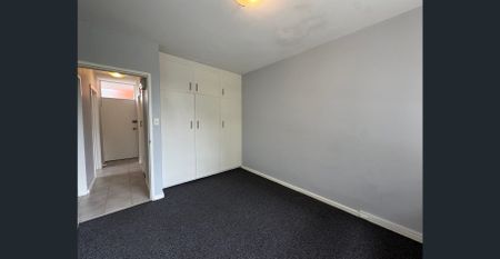 Comfortable & Conveniently Located Apartment - Photo 2