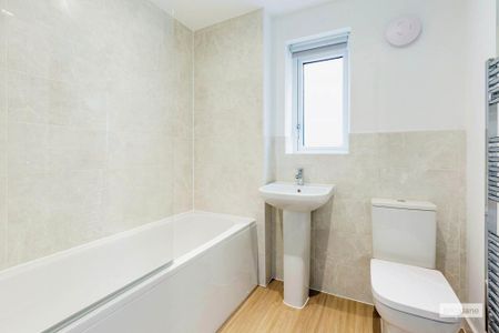 3 bedroom semi-detached house to rent - Photo 5
