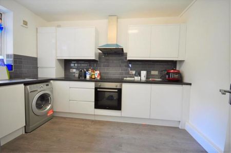 Recently refurbished 4 bed with a modern kitchen and bathroom and wood floors - Photo 5