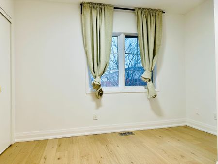 For Lease - 76 Mosaics Avenue, Aurora, Ontario - Photo 5