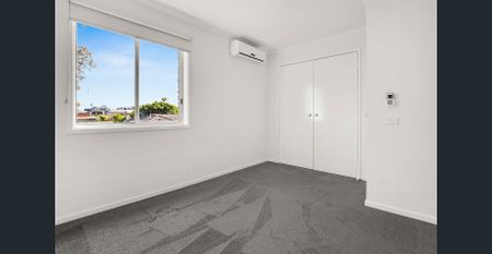 Stylish Townhouse in Great Locale - Photo 4